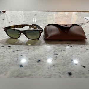 Ray-BanP RB2132 New Wayfarer Polarized Sunglasses .Excellent condition